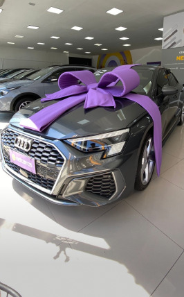 Foto de um carro na loja